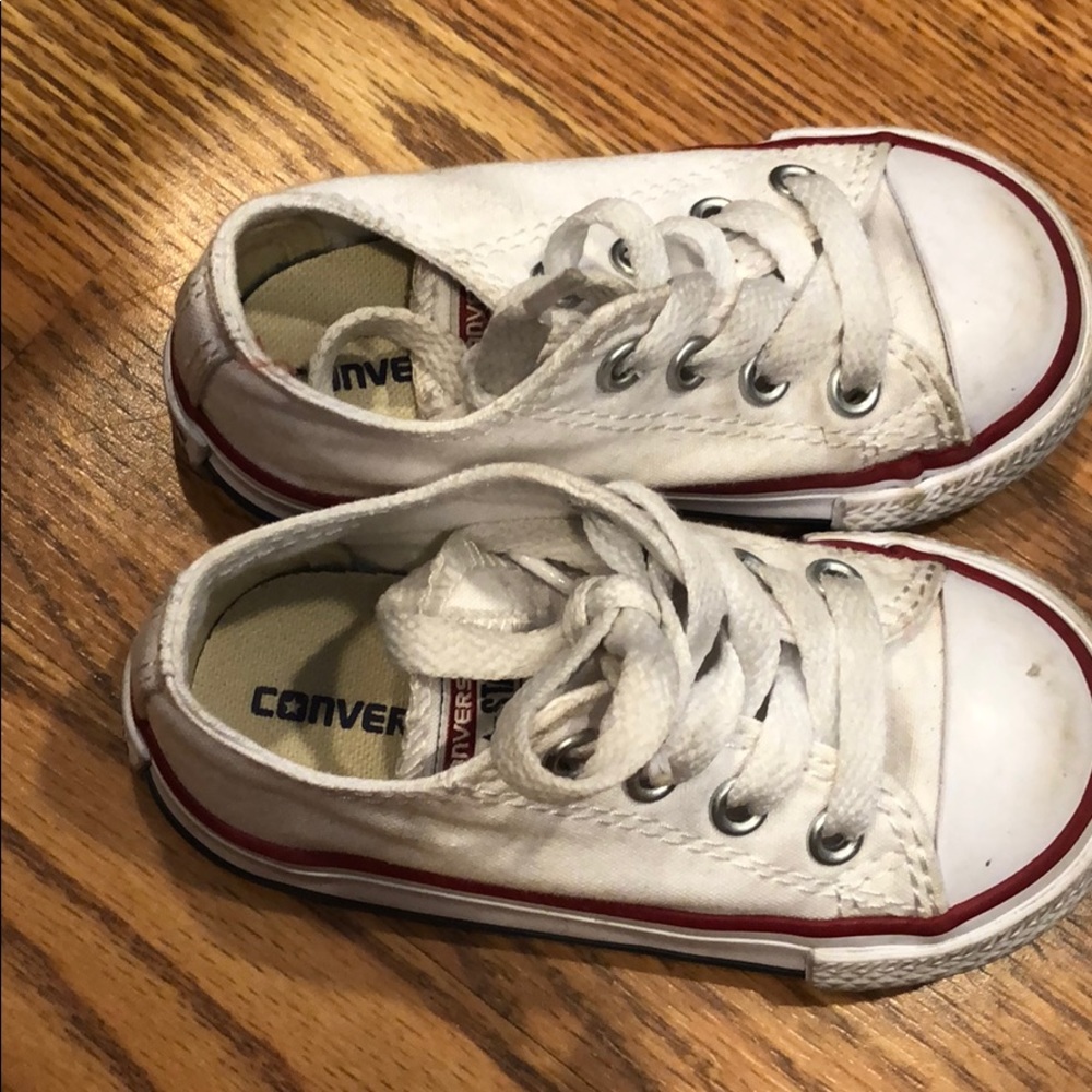 White toddler chuck Taylor’s low top